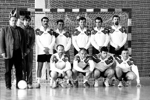 Novinarska momčad 1997. Stoje slijeva na desno: izbornik Tomislav Židak, Tomislav Dasović, Darko Tironi, Ivica Blažičko, Boris Ćosić, Bojan Vimek. Donji red: Antun Samovojska, Ratko Ličina, Dražen Krušelj i Davorin Oli